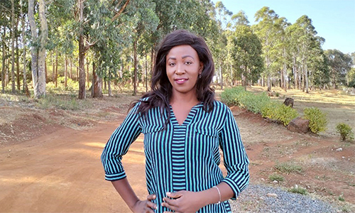 Sandra Winda smiling with her open hair